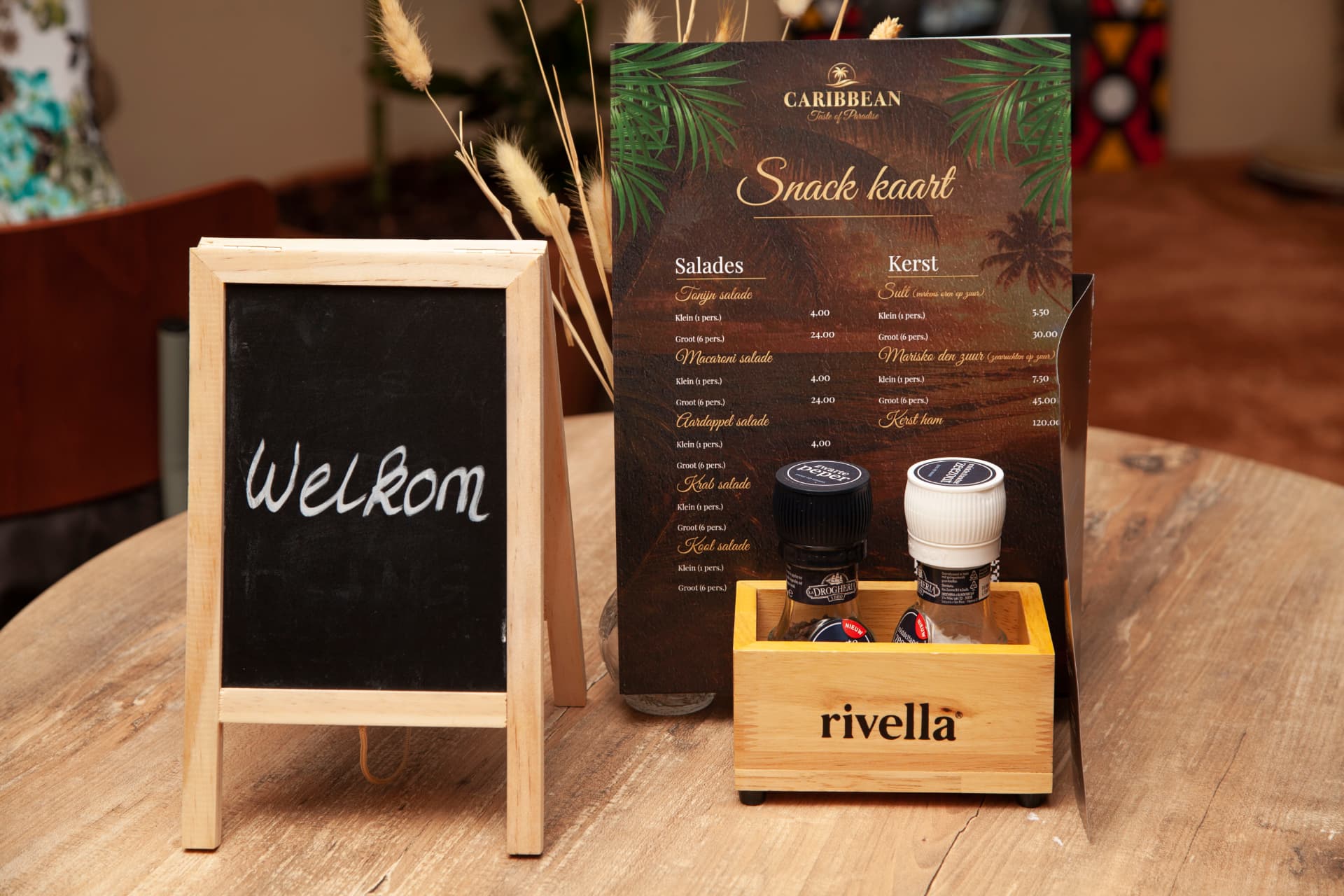Welkomstbord en snackkaart van Caribbean Taste of Paradise