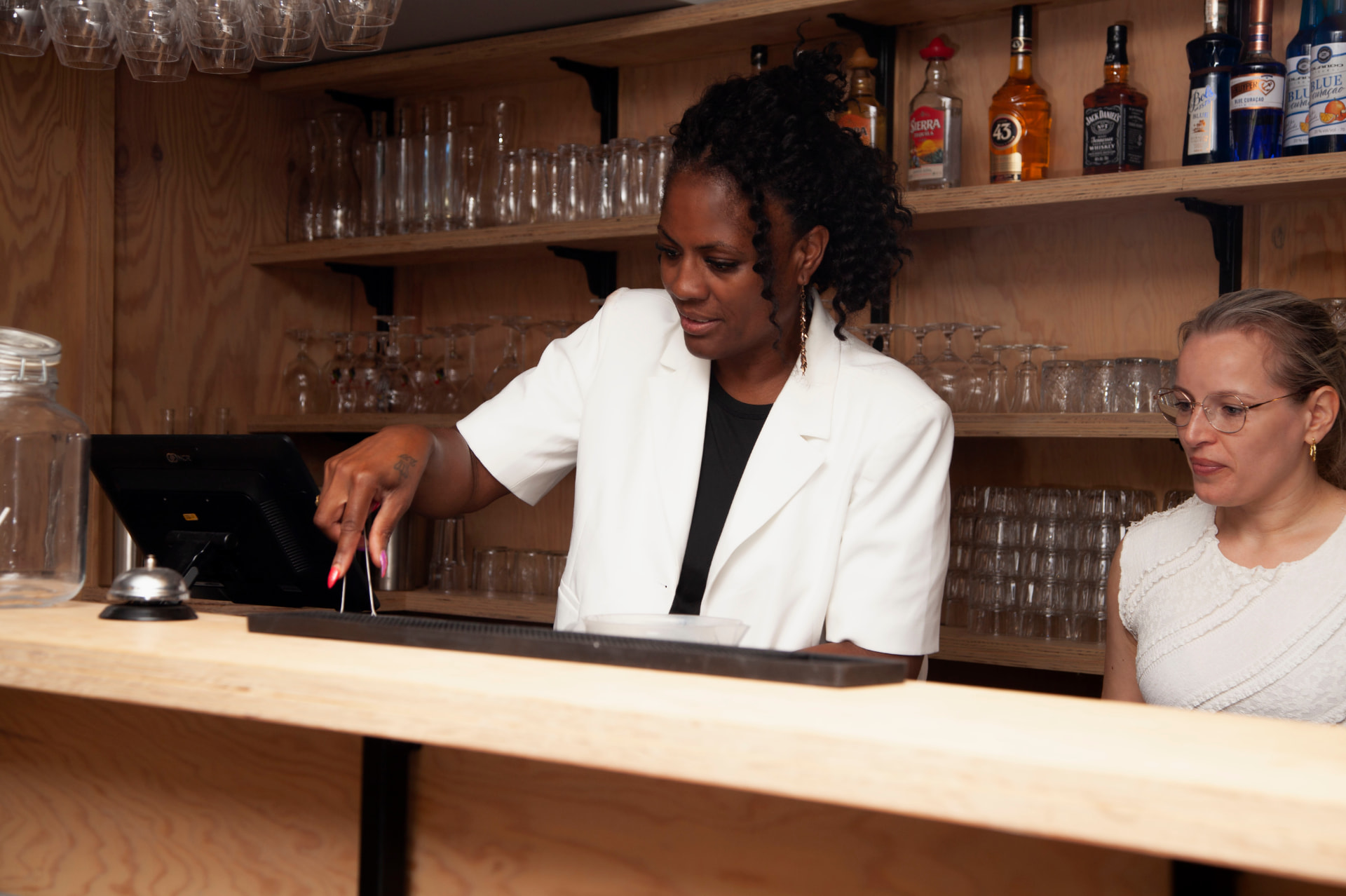 Gastvrouw achter de bar tijdens de opening