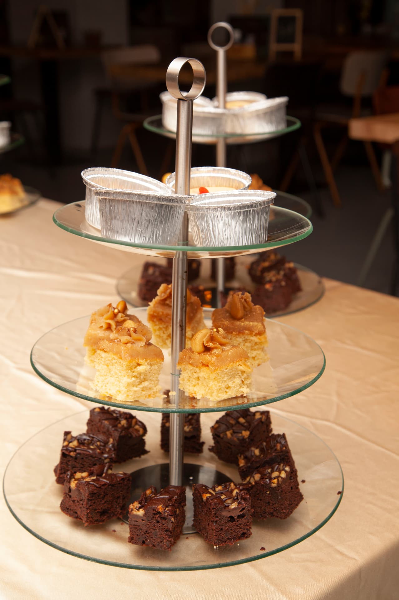 Etagère met brownies, cake en zoete lekkernijen