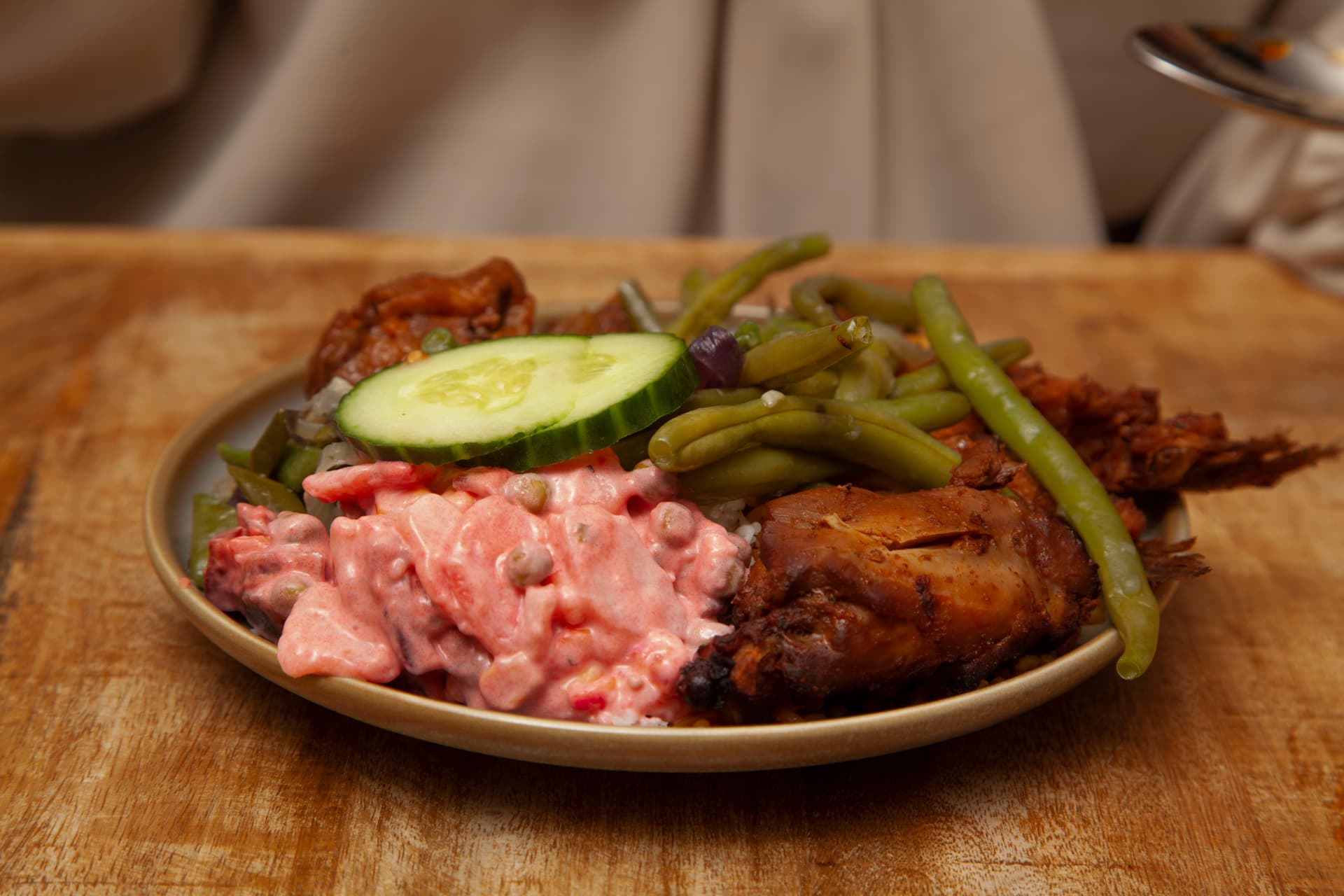 Bord met gebakken kip, kouseband, komkommer en huzarensalade