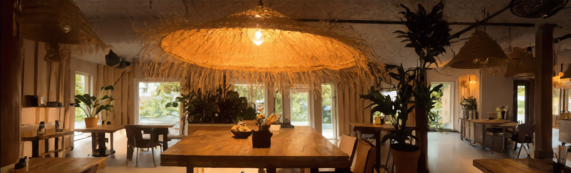 Het warme interieur van Caribbean — rieten lampen, houten tafels en tropische planten in een intieme sfeer