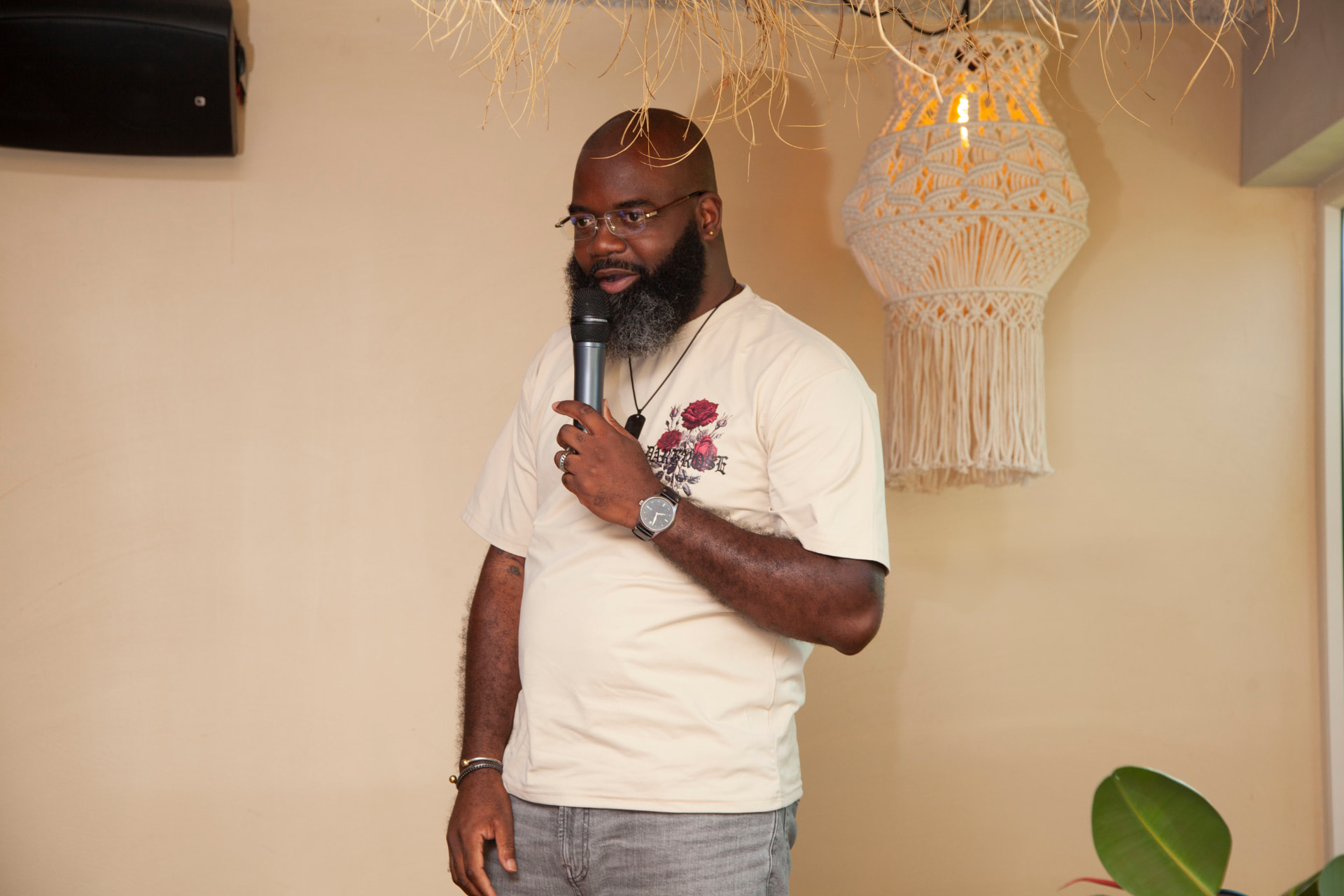 Comedian met microfoon tijdens de Stand-up and Dine show