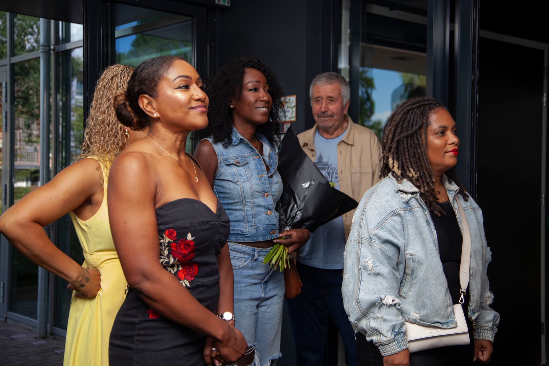 Vrienden samen op de foto bij de opening
