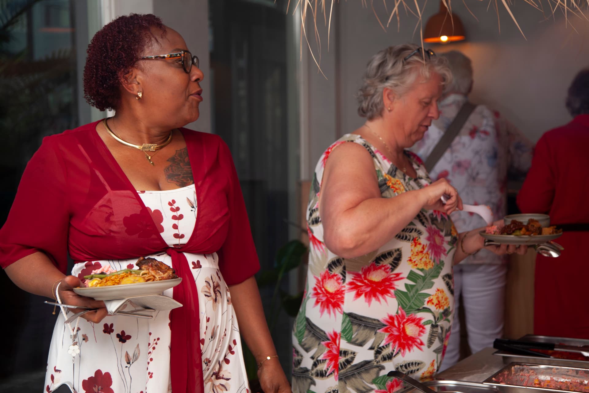Gasten halen eten bij het warme buffet
