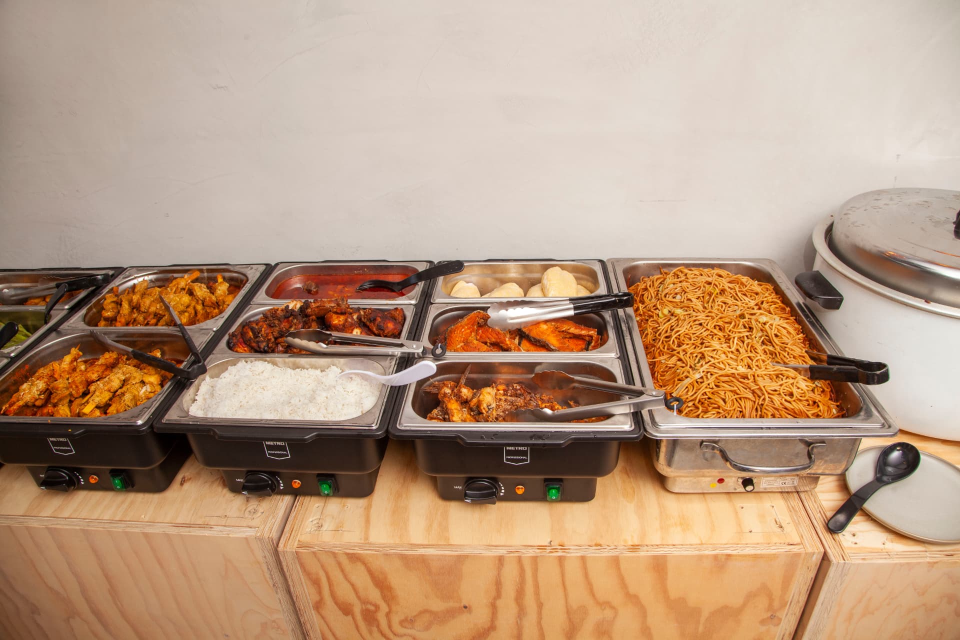 Warm buffet met Caribische gerechten, rijst en bami