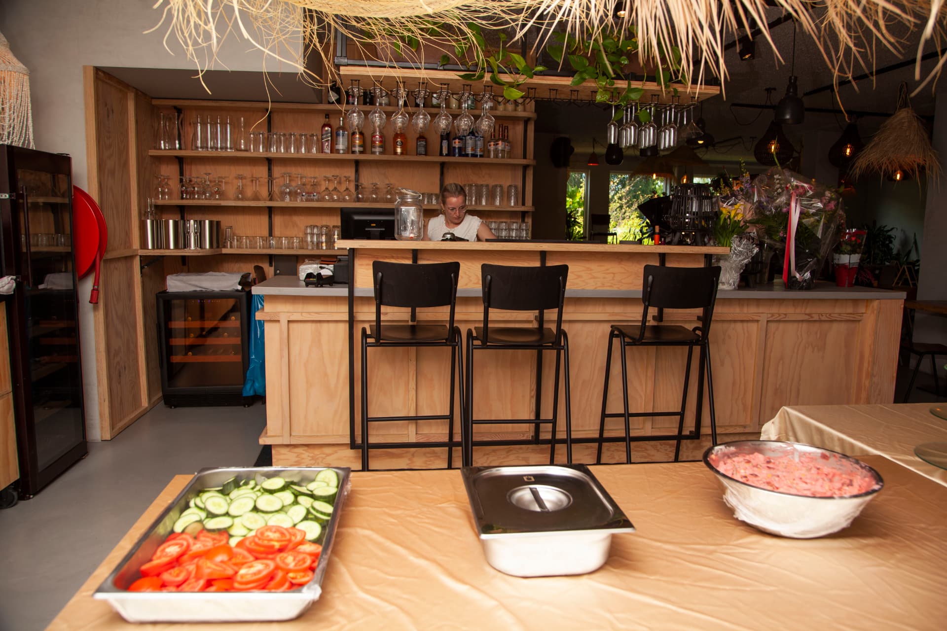 De bar en het buffet klaar voor de gasten